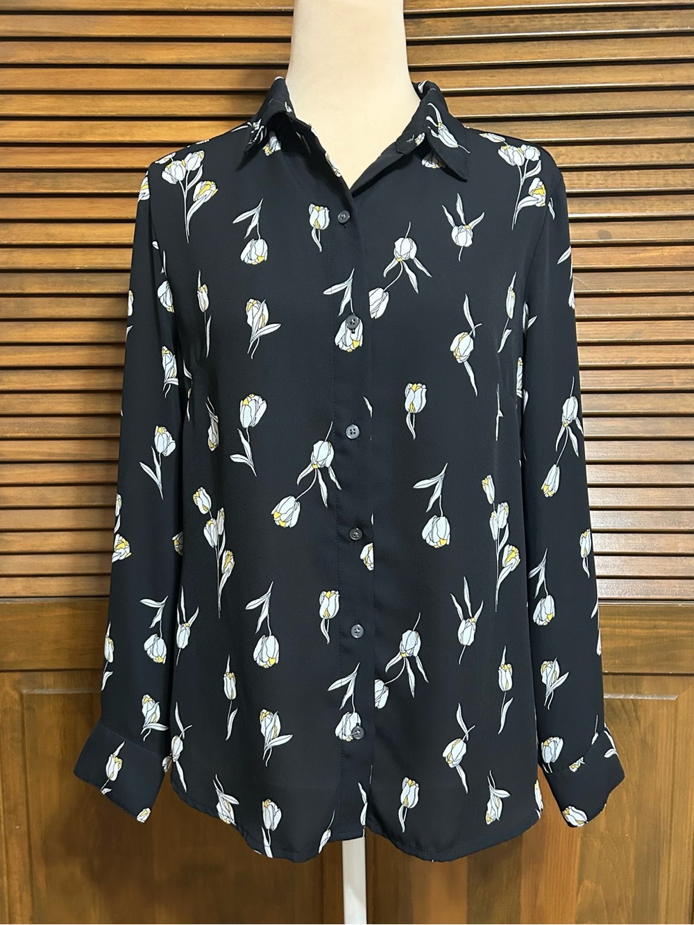 Banana Republic Black Floral Button-Down with White & Yellow Rose Accents Size M
